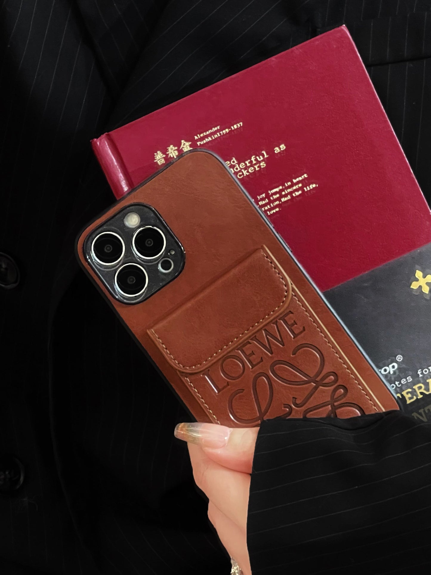 Custodia per iPhone Loewe con supporto per schede Brown-LZP241448