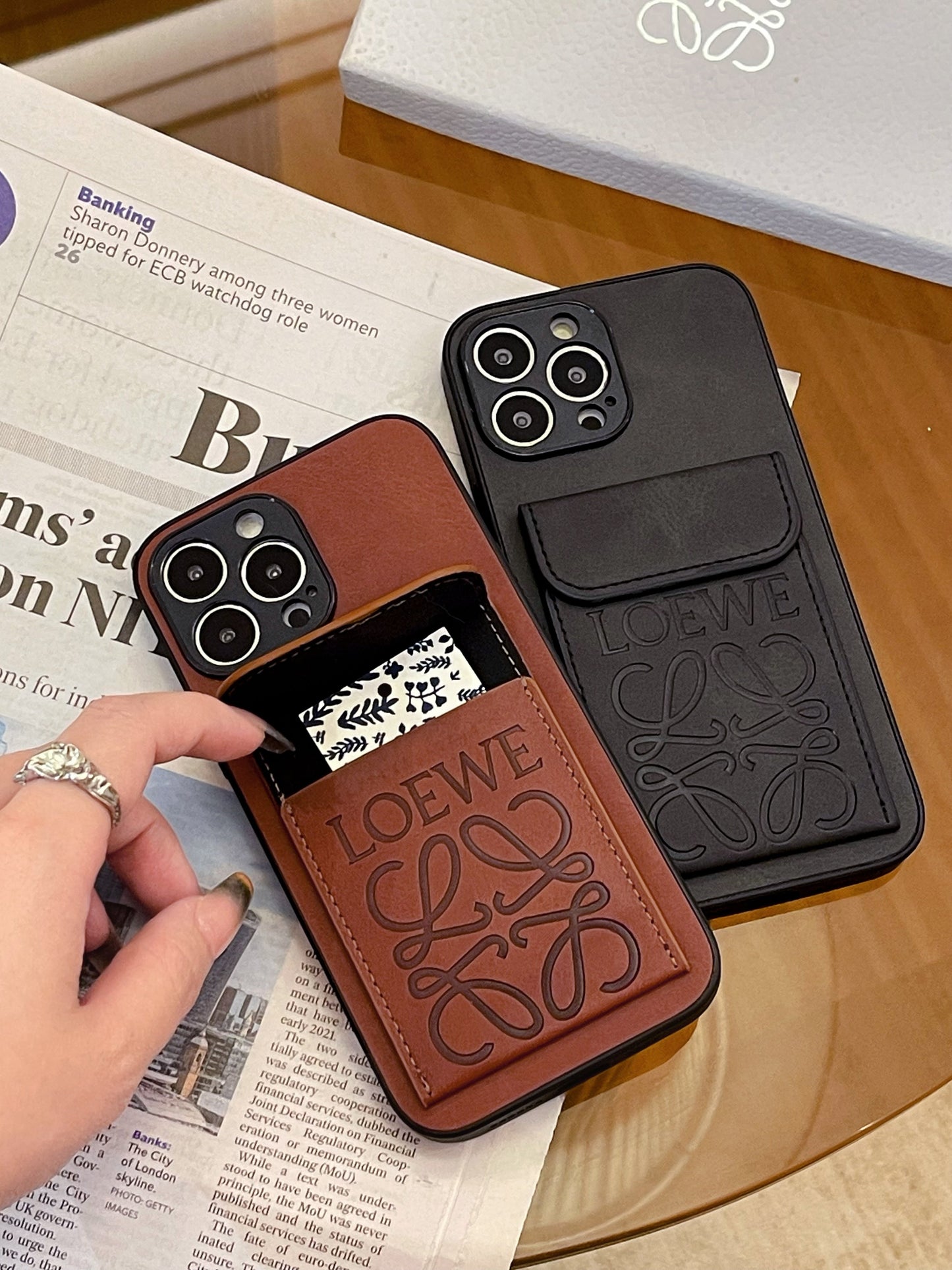 Custodia per iPhone Loewe con supporto per schede Brown-LZP241448