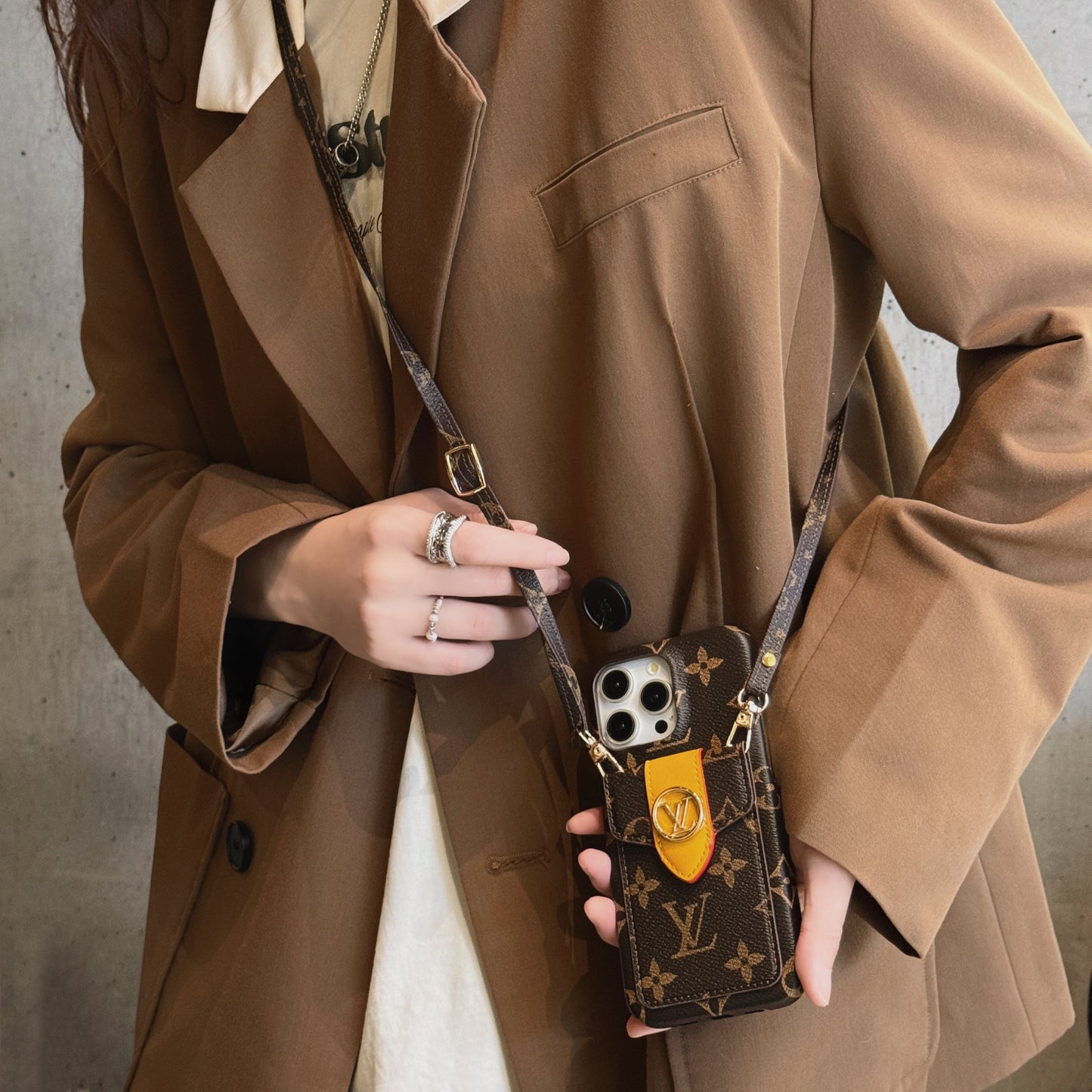 Lou Chain Chain Chain Case para iPhone