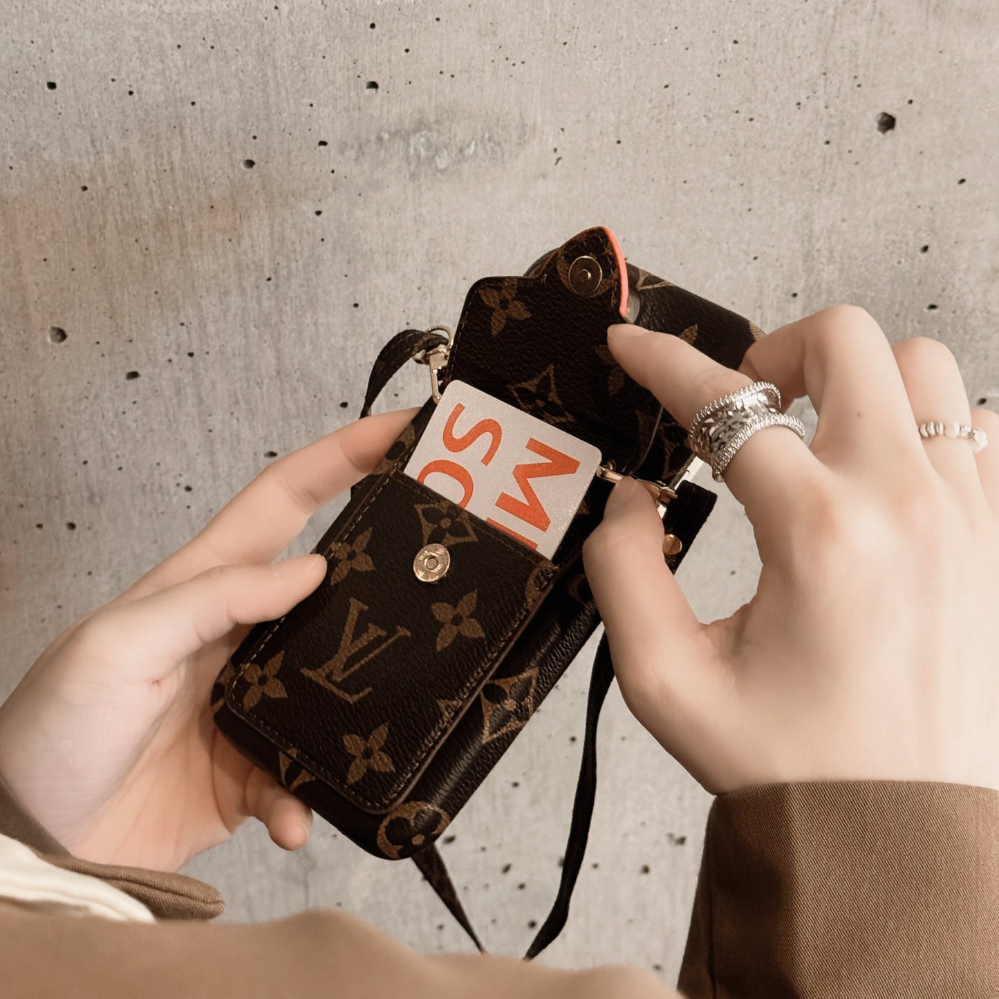 Lou Chain Chain Chain Case para iPhone