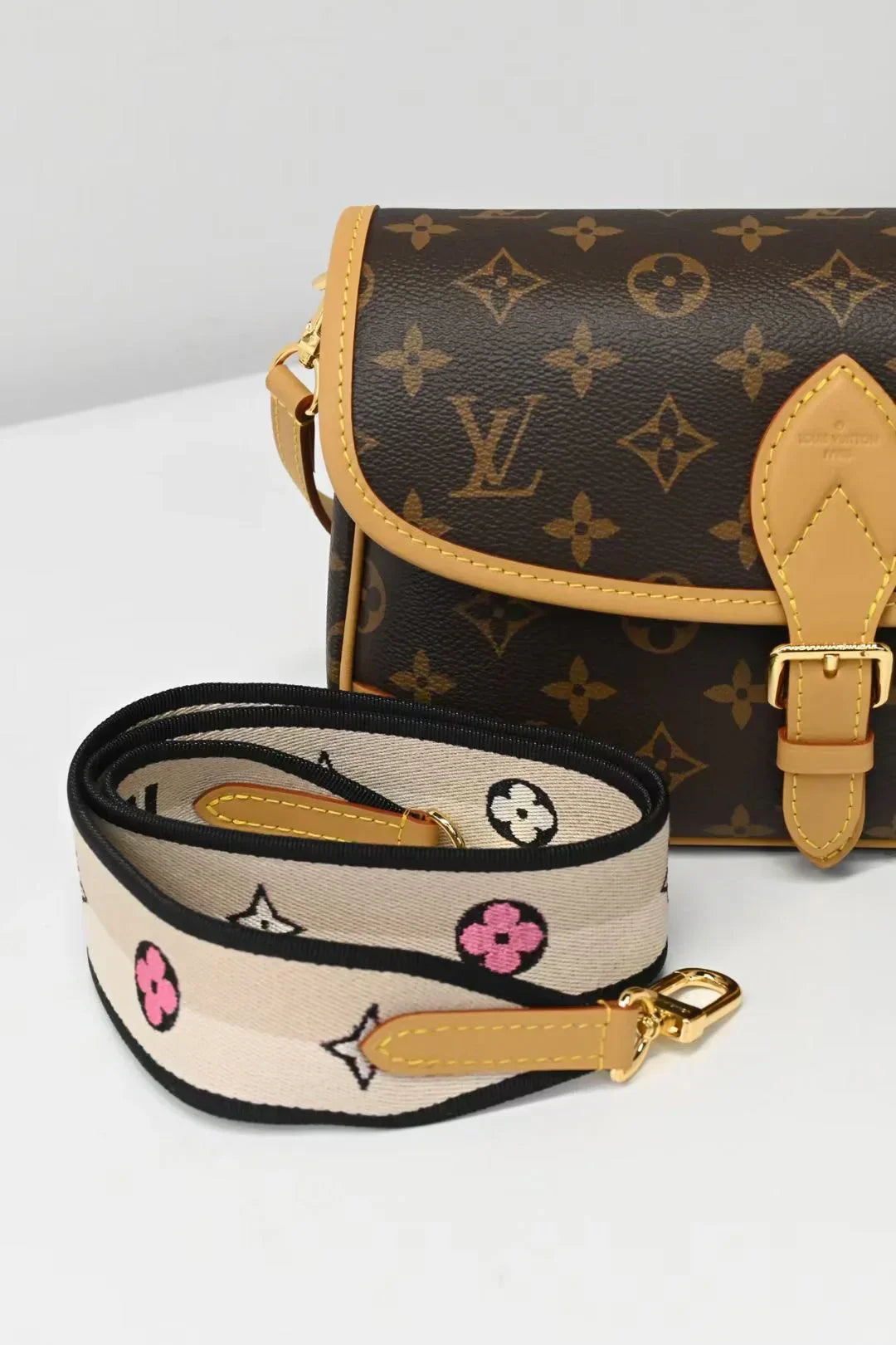 Vintage-Inspired Box Hand bag