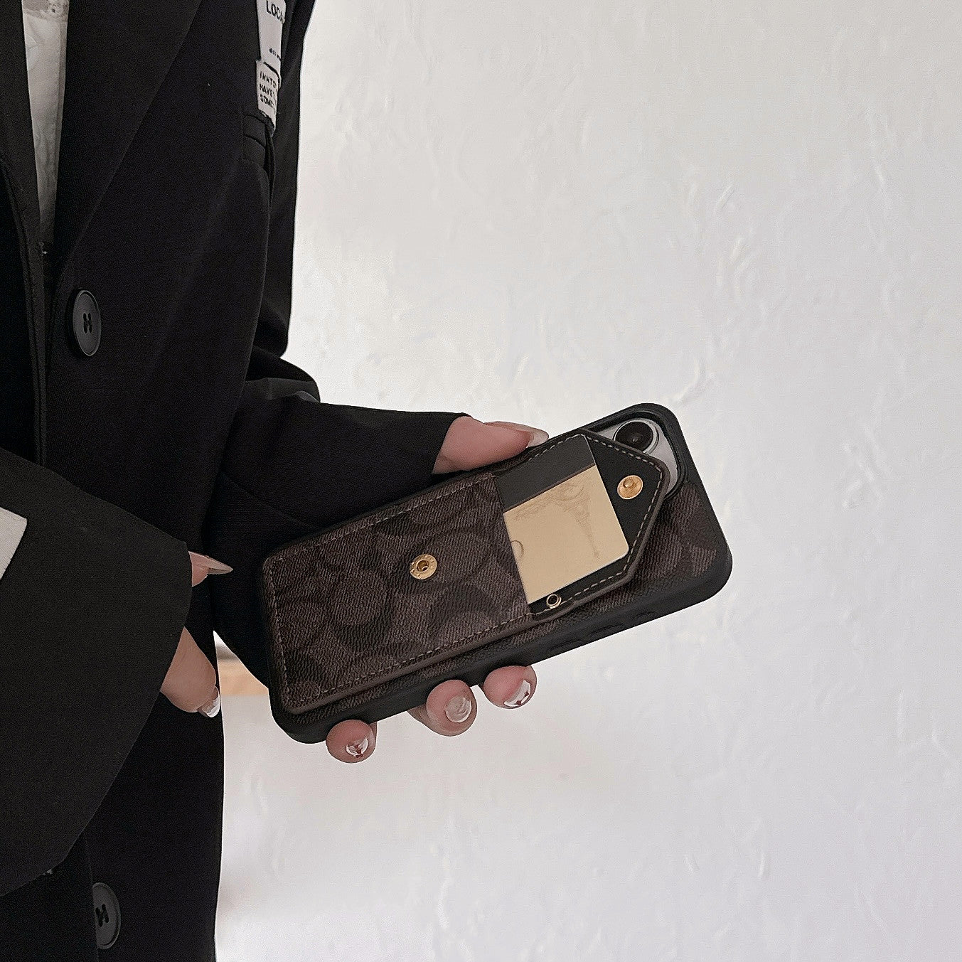 Custodia per iPhone Coach con supporto per carta e cinghia scuro -sj240513