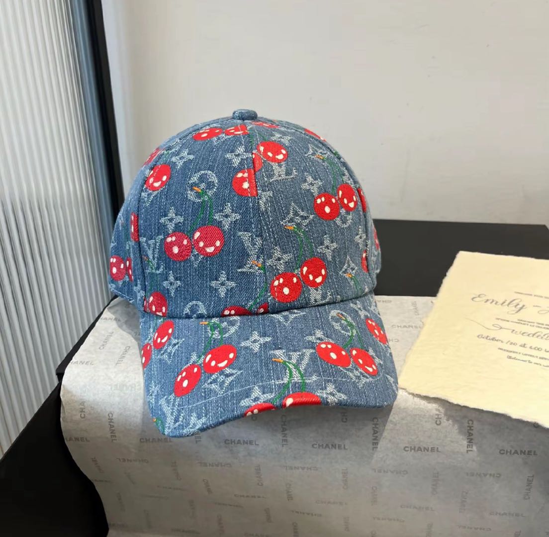 Śliczny czapka wiśniowa, niezbędna dla fashionistek