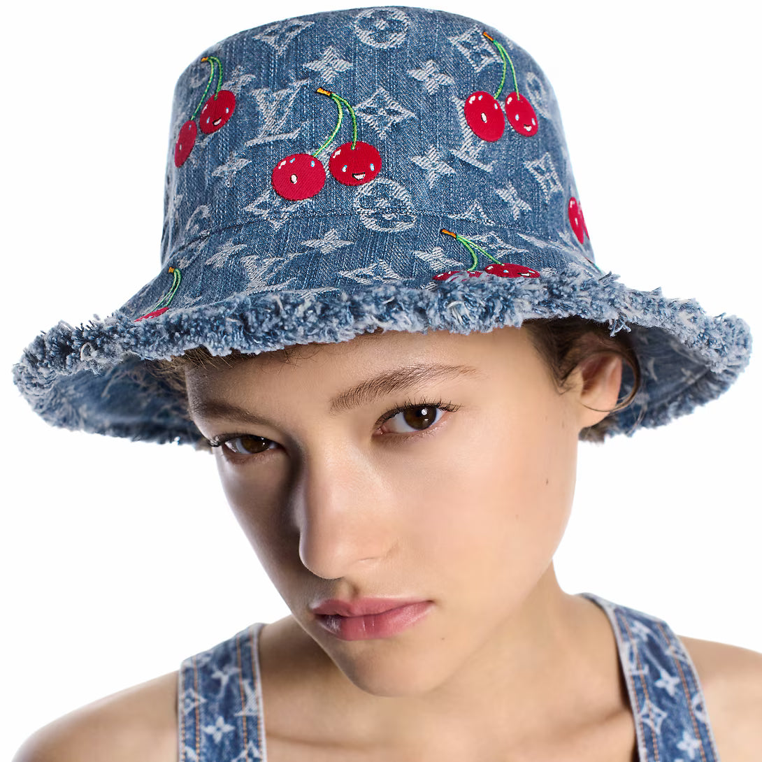 Śliczny czapka wiśniowa, niezbędna dla fashionistek